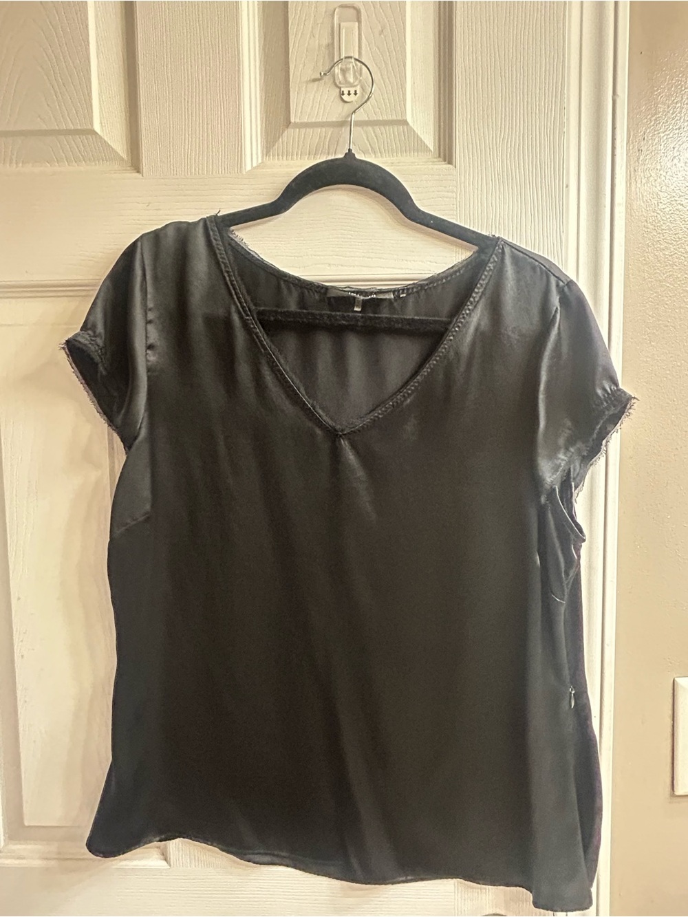 Tahari 100% Silk Black V-Neck Short Sleeve Blouse Elegant Sophisticated Chic